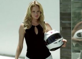 אישה מהירה מכונית לוהטת ואופנוע חלומי