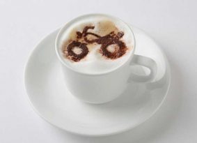 כוס קפה במרכז המבקרים החדש של ימאהה