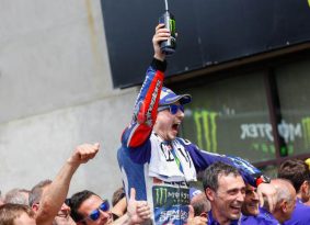 מוטו GP לה מא מירוץ: התרסקות להונדה ולדוקאטי, כול הקופה לימאהה