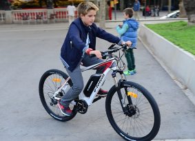 עו"ד ענת ברדה | אופניים חשמליים – מי משלם פיצויים?