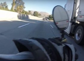 וידאו: אופנוען נופל תחת סמיטריילר – ויוצא בהליכה