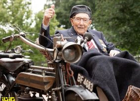 קפטן סר טום מור, גיבור ורוכב, הלך לעולמו בגיל 100
