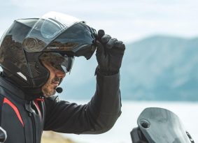 אמביל: קסדת Schuberth קרבון עם דיבורית Cardo במתנה