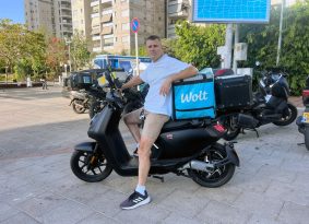 שליחות חשמלית: מורה ביום ושליח בצהריים